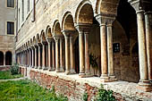 Verona - il colonnato romanico del chiostro del Duomo.